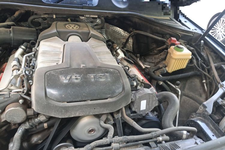 Used Volkswagen Touareg 2011 3.0 TSI Comfort Version Engine Bay Left