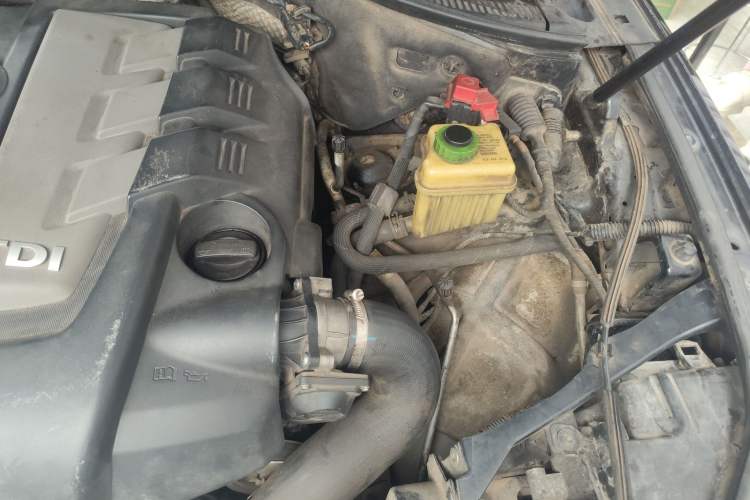 Used Volkswagen Touareg 2011 3.0 TDI Diesel Standard Version Engine Bay Left