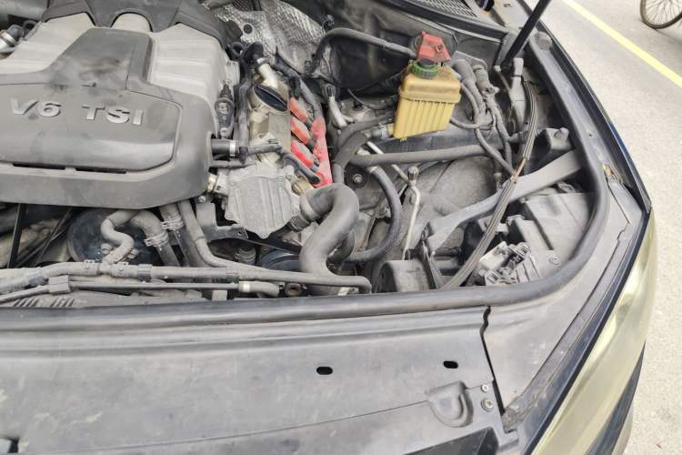Used Volkswagen Touareg 2011 3.0 TSI High-End Version Engine Bay Left