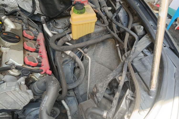 Used Volkswagen Touareg 2011 3.0 TSI Comfort Version Engine Bay Left