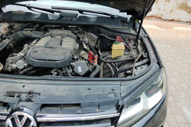 Used Volkswagen Touareg 2011 3.0 TSI Standard Version Engine Bay Left