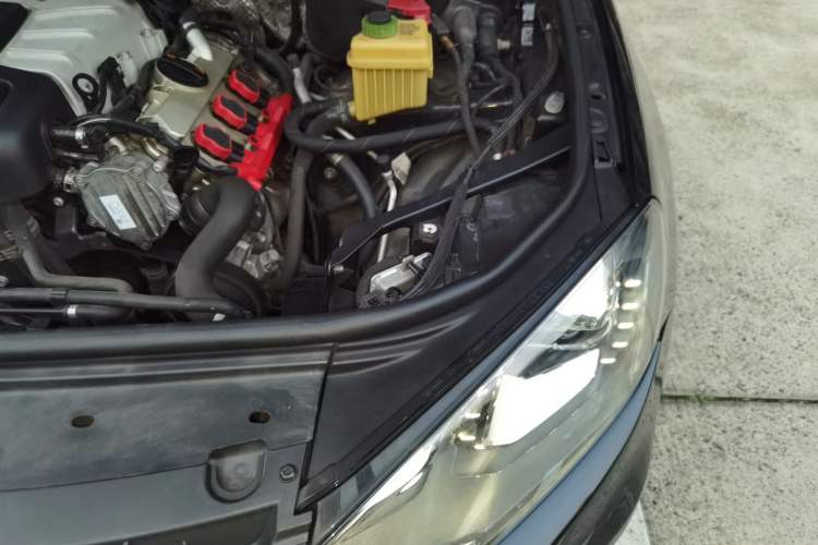 Used Volkswagen Touareg 2011 3.0 TSI Comfort Version Engine Bay Left