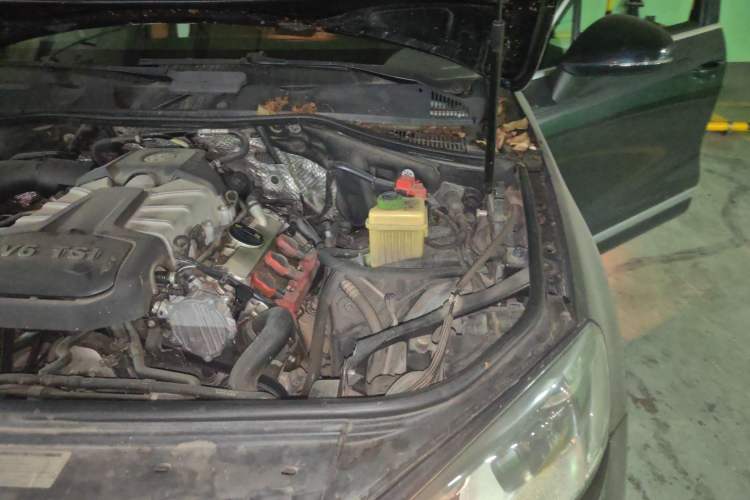 Used Volkswagen Touareg 2011 3.0 TSI Comfort Version Engine Bay Left