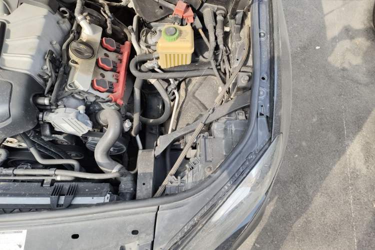 Used Volkswagen Touareg 2011 3.0 TSI Comfort Version Engine Bay Left