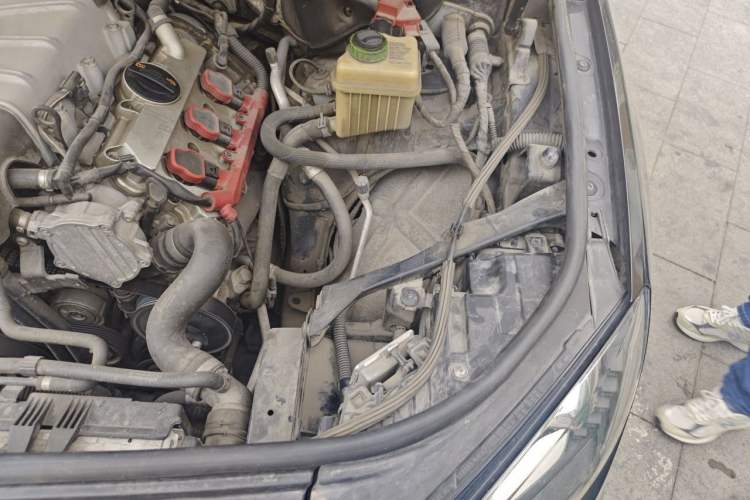 Used Volkswagen Touareg 2011 3.0 TSI High-End Version Engine Bay Left