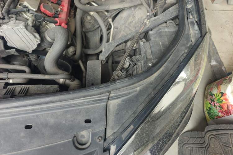 Used Volkswagen Touareg 2011 3.0 TSI Comfort Version Engine Bay Left