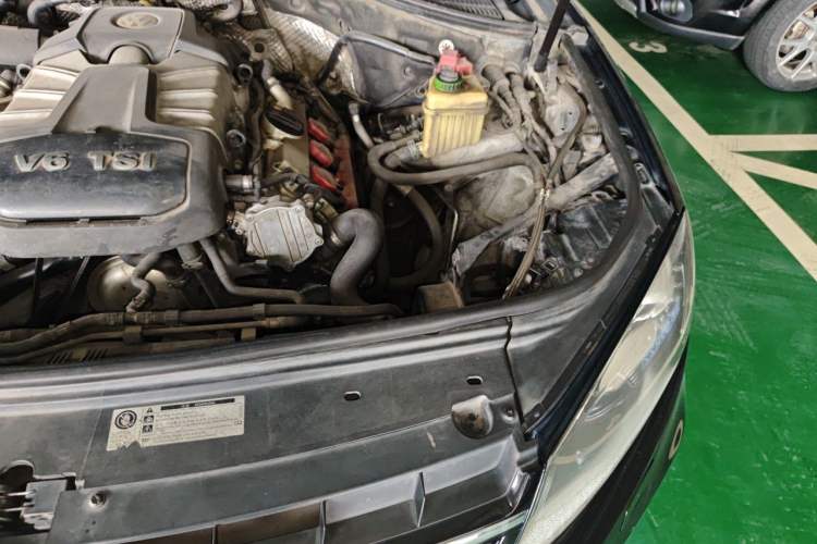 Used Volkswagen Touareg 2011 3.0 TSI High-End Version Engine Bay Left
