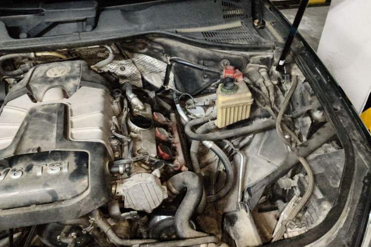 Used Volkswagen Touareg 2011 3.0 TSI Luxury Edition Engine Bay Left