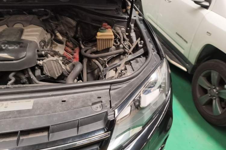 Used Volkswagen Touareg 2011 3.0 TSI Comfort Version Engine Bay Left
