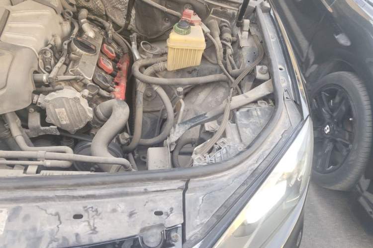 Used Volkswagen Touareg 2011 3.0 TSI High-End Version Engine Bay Left