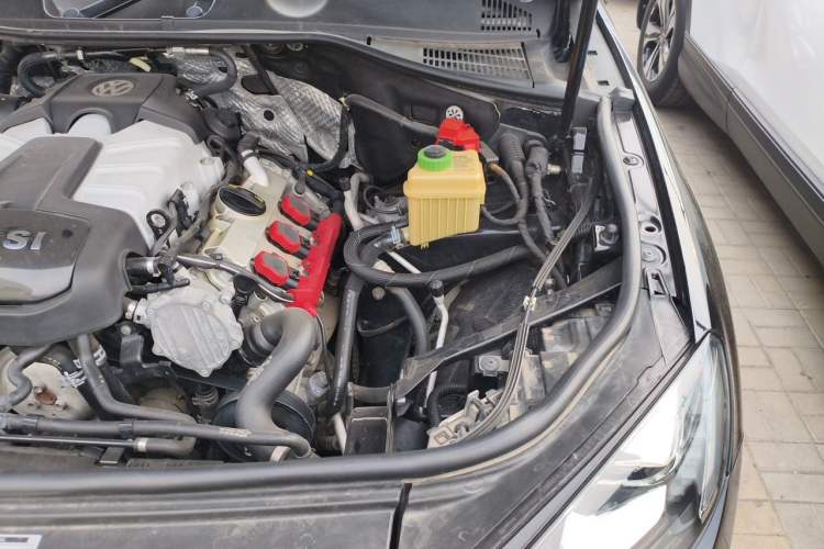 Used Volkswagen Touareg 2011 3.0 TSI High-End Version Engine Bay Left