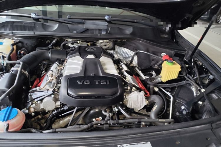 Used Volkswagen Touareg 2011 3.0 TSI Standard Version Engine Bay Left
