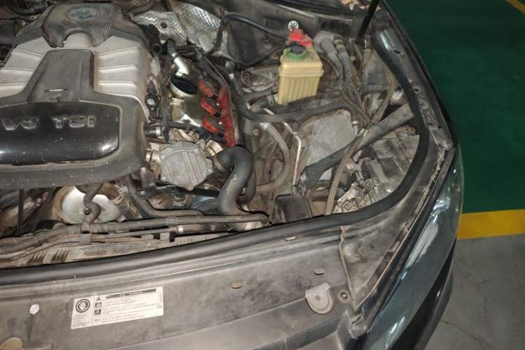 Used Volkswagen Touareg 2011 3.0 TSI Comfort Version Engine Bay Left