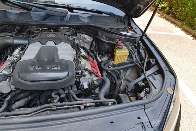 Used Volkswagen Touareg 2011 3.0 TSI High-End Version Engine Bay Left