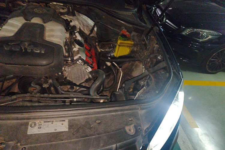 Used Volkswagen Touareg 2011 3.0 TSI Comfort Version Engine Bay Left