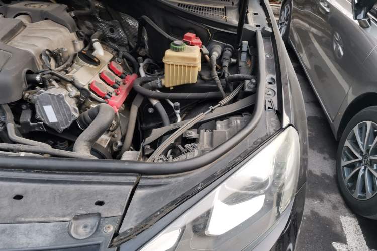 Used Volkswagen Touareg 2011 3.0 TSI Standard Version Engine Bay Left
