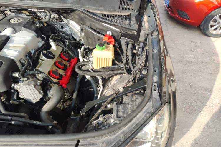 Used Volkswagen Touareg 2011 3.0 TSI High-End Version Engine Bay Left