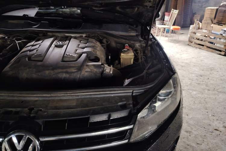 Used Volkswagen Touareg 2011 3.0 TDI Diesel Comfort Version Engine Bay Left