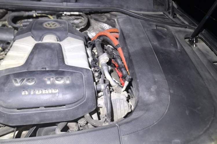 Used Volkswagen Touareg 2011 3.0 TSI Hybrid Engine Bay Left