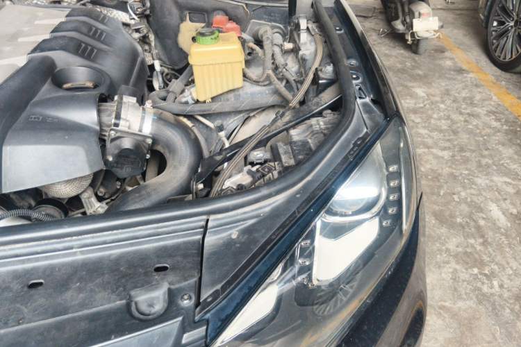 Used Volkswagen Touareg 2011 3.0 TDI Diesel Comfort Version Engine Bay Left