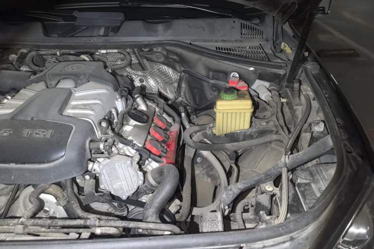 Used Volkswagen Touareg 2011 3.0 TSI Standard Version Engine Bay Left