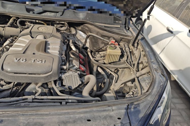 Used Volkswagen Touareg 2011 3.0 TSI Comfort Version Engine Bay Left