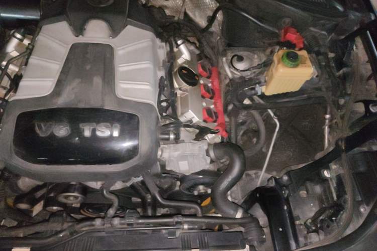 Used Volkswagen Touareg 2011 3.0 TSI High-End Version Engine Bay Left