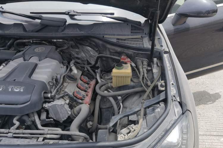 Used Volkswagen Touareg 2011 3.0 TSI Comfort Version Engine Bay Left