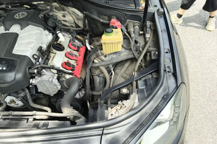 Used Volkswagen Touareg 2011 3.0 TSI Comfort Version Engine Bay Left