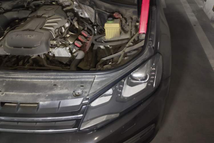 Used Volkswagen Touareg 2011 3.0 TSI Comfort Version Engine Bay Left