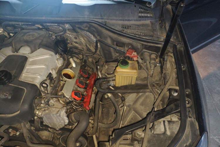 Used Volkswagen Touareg 2011 3.0 TSI Standard Version Engine Bay Left