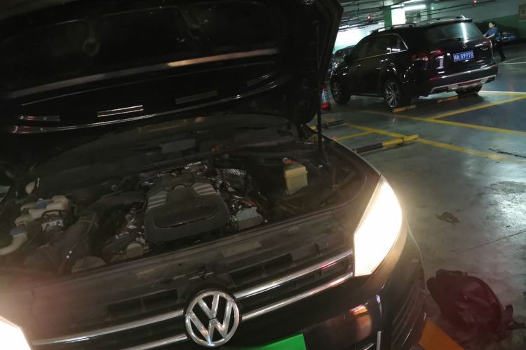 Used Volkswagen Touareg 2011 3.0 TSI Comfort Version Engine Bay Left
