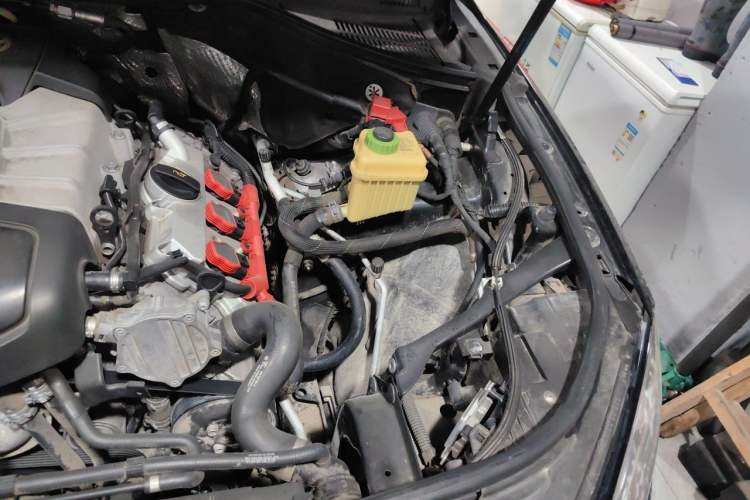 Used Volkswagen Touareg 2011 3.0 TSI Comfort Version Engine Bay Left