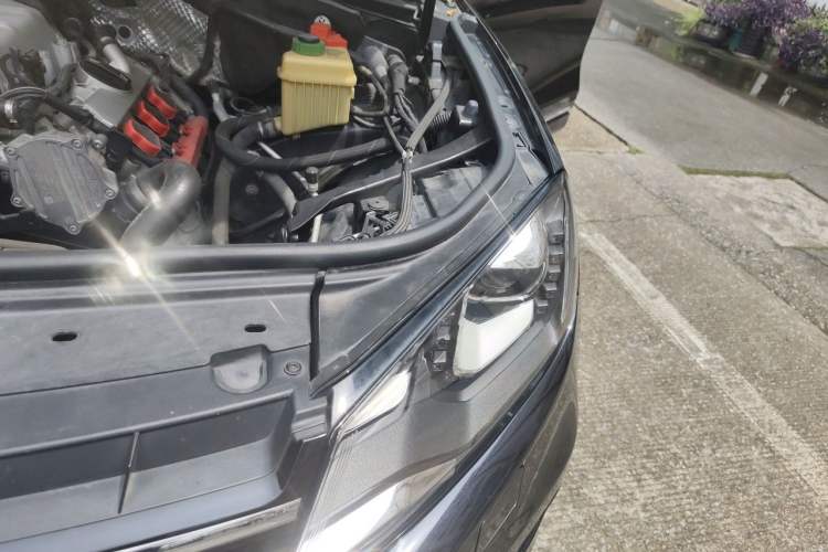 Used Volkswagen Touareg 2011 3.0 TSI Comfort Version Engine Bay Left