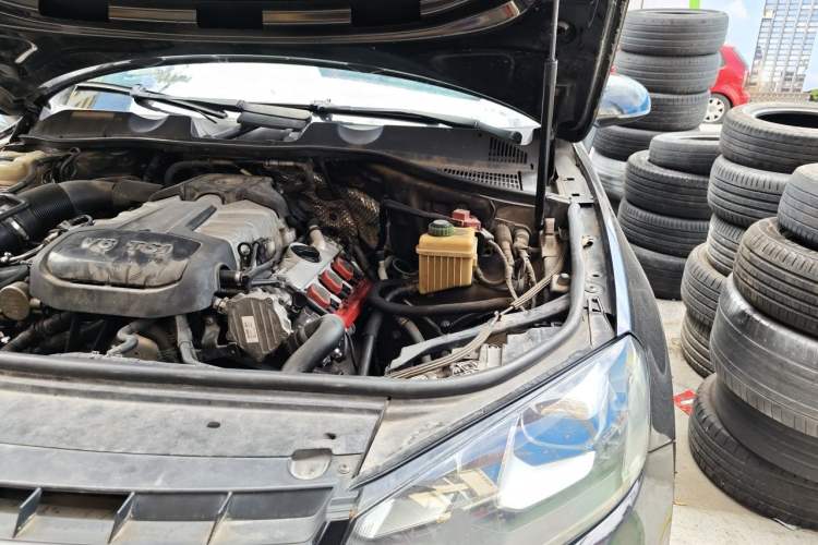 Used Volkswagen Touareg 2011 3.0 TSI High-End Version Engine Bay Left