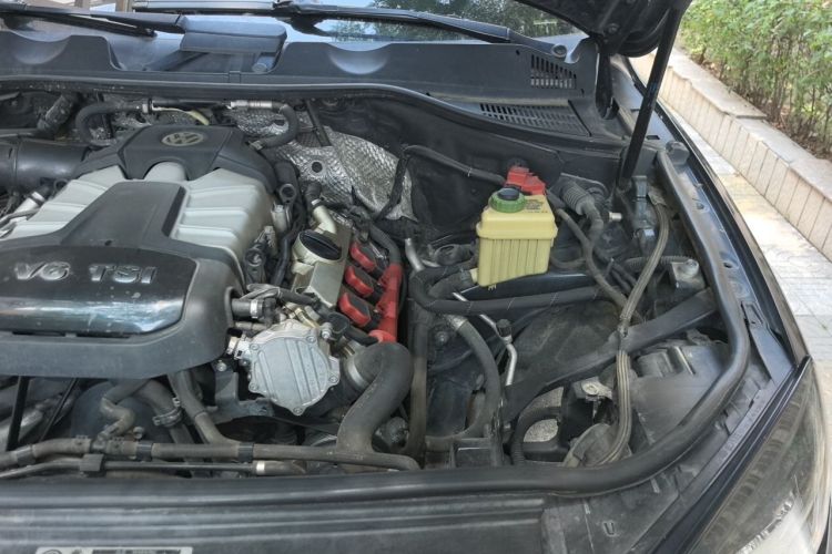 Used Volkswagen Touareg 2011 3.0 TSI Standard Version Engine Bay Left