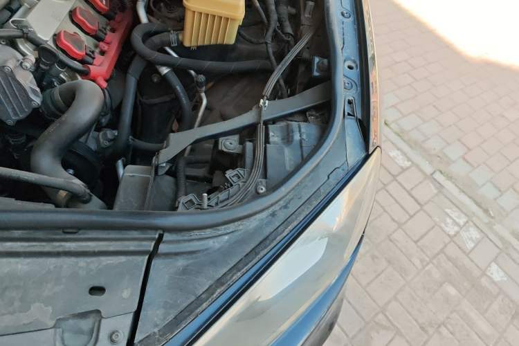Used Volkswagen Touareg 2011 3.0 TSI High-End Version Engine Bay Left