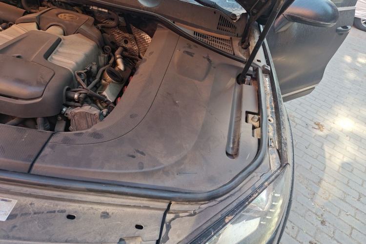 Used Volkswagen Touareg 2011 3.0 TSI Comfort Version Engine Bay Left