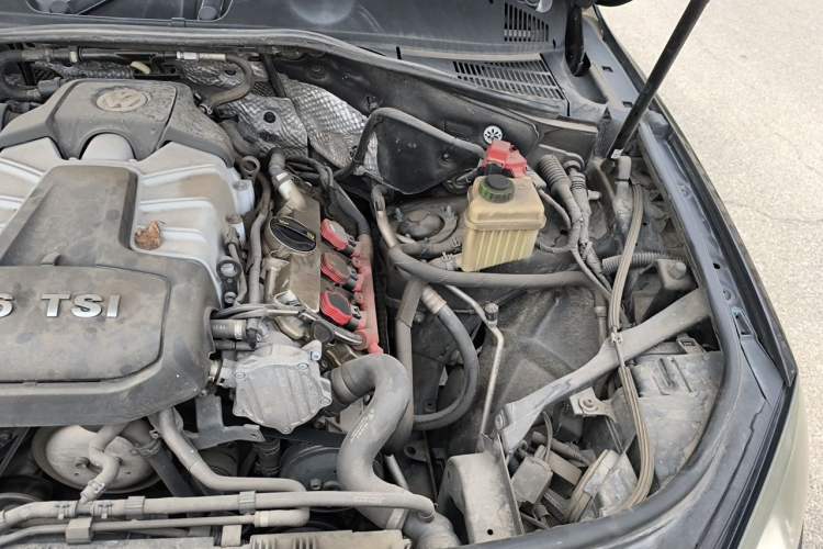 Used Volkswagen Touareg 2011 3.0 TSI Standard Version Engine Bay Left