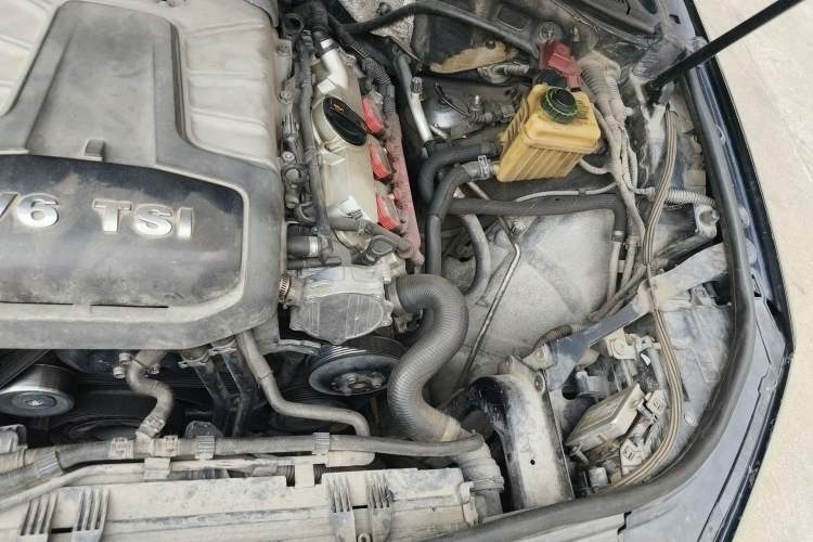 Used Volkswagen Touareg 2011 3.0 TSI Comfort Version Engine Bay Left
