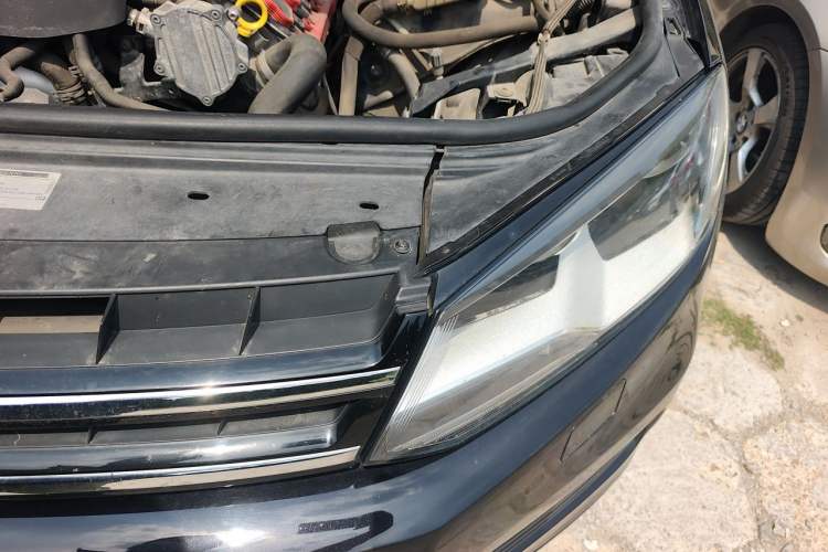 Used Volkswagen Touareg 2011 3.0 TSI Standard Version Engine Bay Left