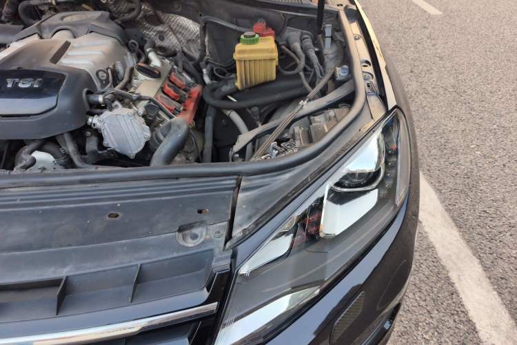 Used Volkswagen Touareg 2011 3.0 TSI High-End Version Engine Bay Left