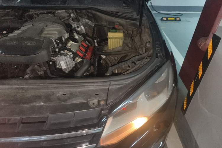 Used Volkswagen Touareg 2011 3.0 TSI Standard Version Engine Bay Left