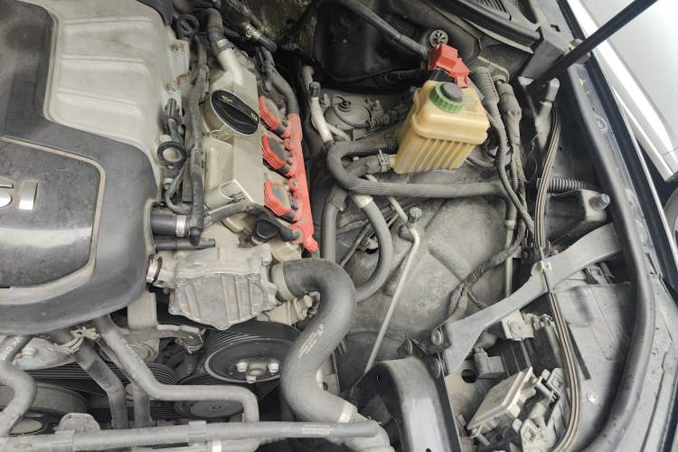 Used Volkswagen Touareg 2011 3.0 TSI High-End Version Engine Bay Left