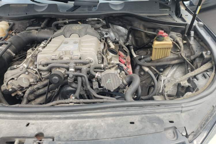 Used Volkswagen Touareg 2011 3.0 TSI Standard Version Engine Bay Left