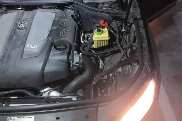 Used Volkswagen Touareg 2011 3.0 TDI Diesel Standard Version Engine Bay Left
