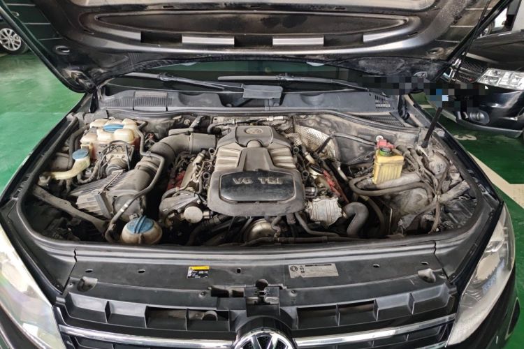 Used Volkswagen Touareg 2011 3.0 TSI High-End Version Engine Bay