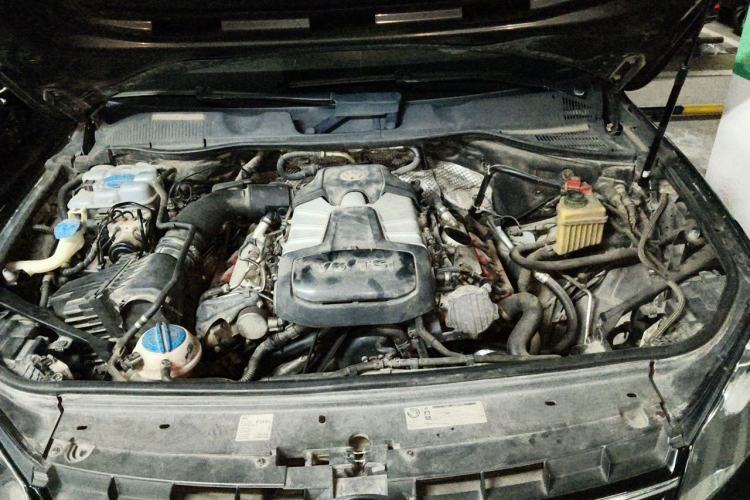 Used Volkswagen Touareg 2011 3.0 TSI Luxury Edition Engine Bay