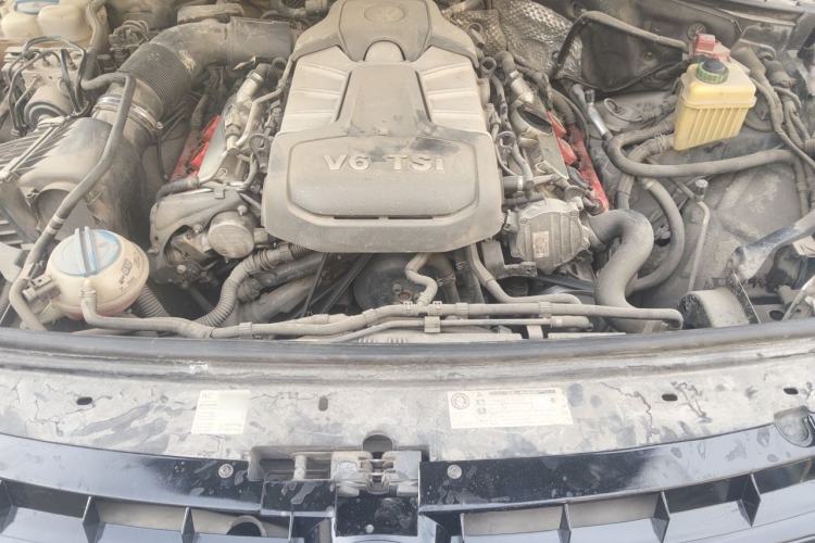 Used Volkswagen Touareg 2011 3.0 TSI High-End Version Engine Bay