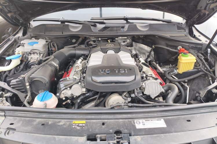 Used Volkswagen Touareg 2011 3.0 TSI High-End Version Engine Bay